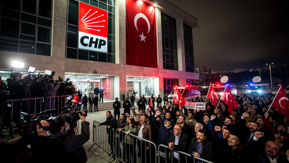 CHP'de kriz derinleşiyor: 7 il başkanı daha görevden alındı, Özel Erdoğan'a meydan okudu